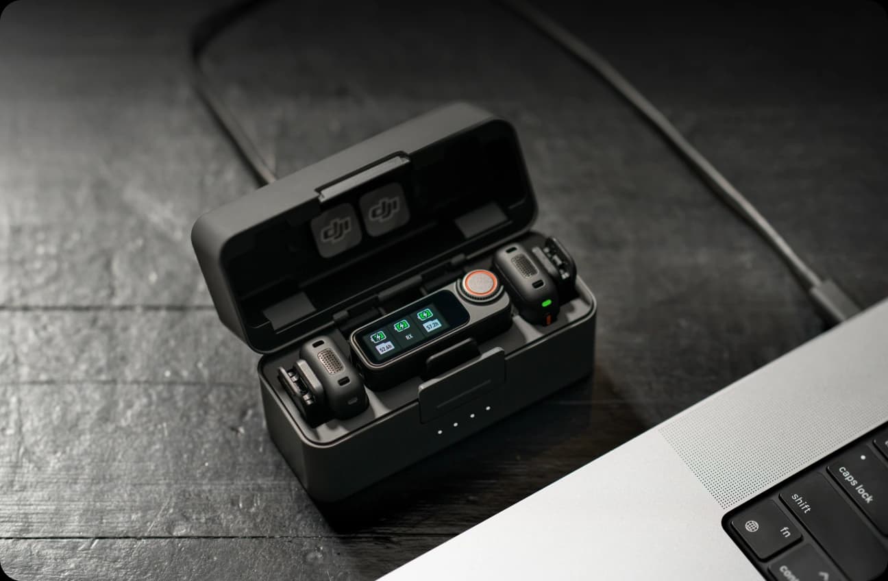 Micrófono mini inalámbrico con un diseño compacto y portátil que ofrece rendimiento estable.